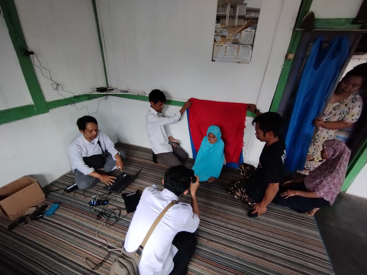 jempur-bola-ke-rumah-lansia-dan-tunanetra